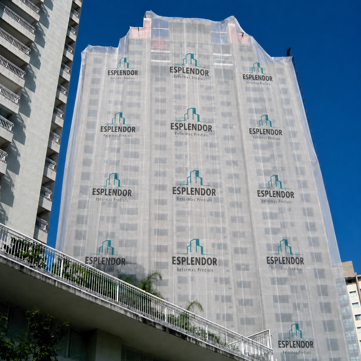 Edifício alto envelopado com tela de fachada Esplendor cobrindo andaimes durante reforma