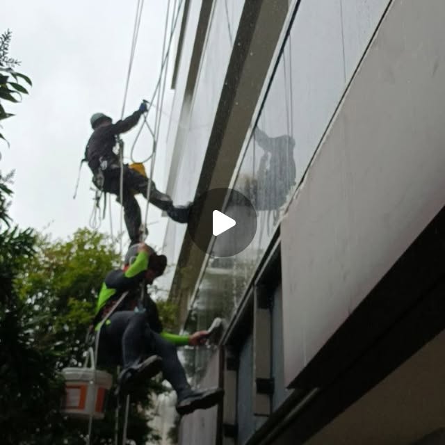 Detalhe da obra Edifício R. Dr. Armínio Tavares publicado no Instagram
