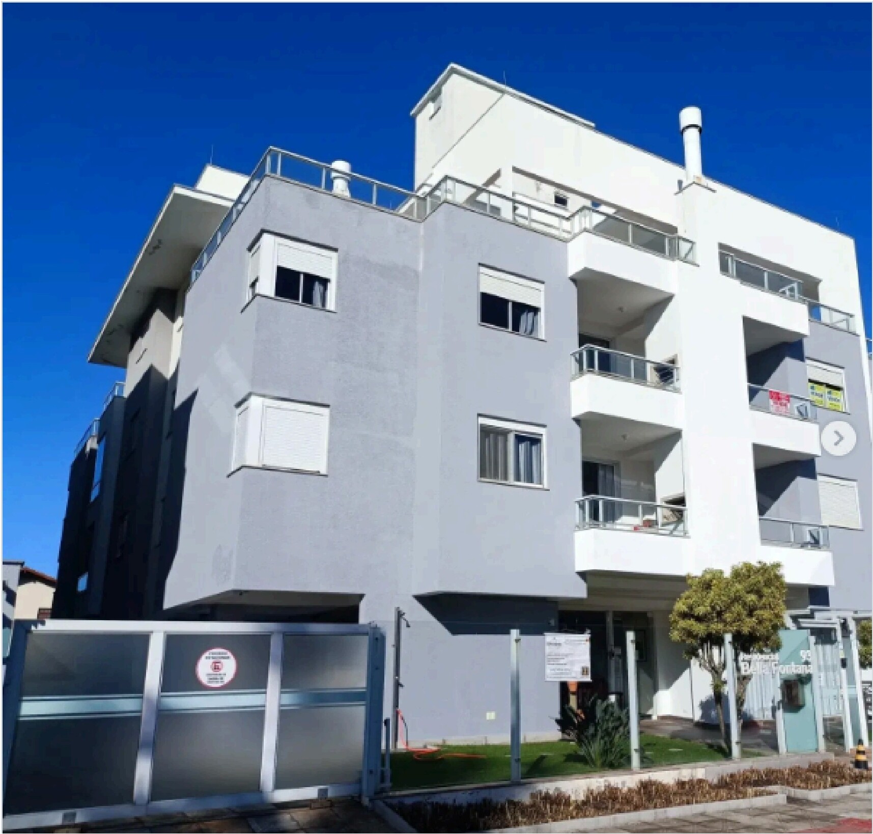 Fachada do Residencial Bella Fontana em tons cinza e branco