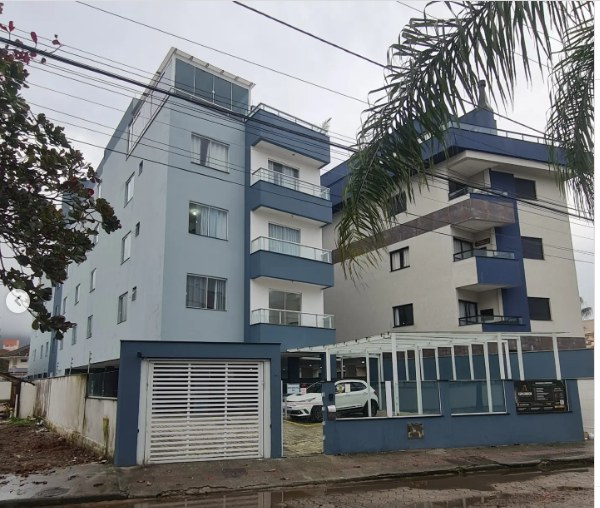 Vista frontal do Condomínio Residencial Davi Miguel com fachada, muro e garagem finalizados