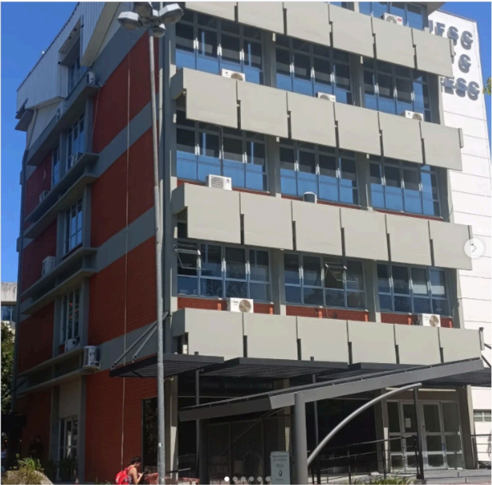 Fachada do prédio da FEESC na UFSC