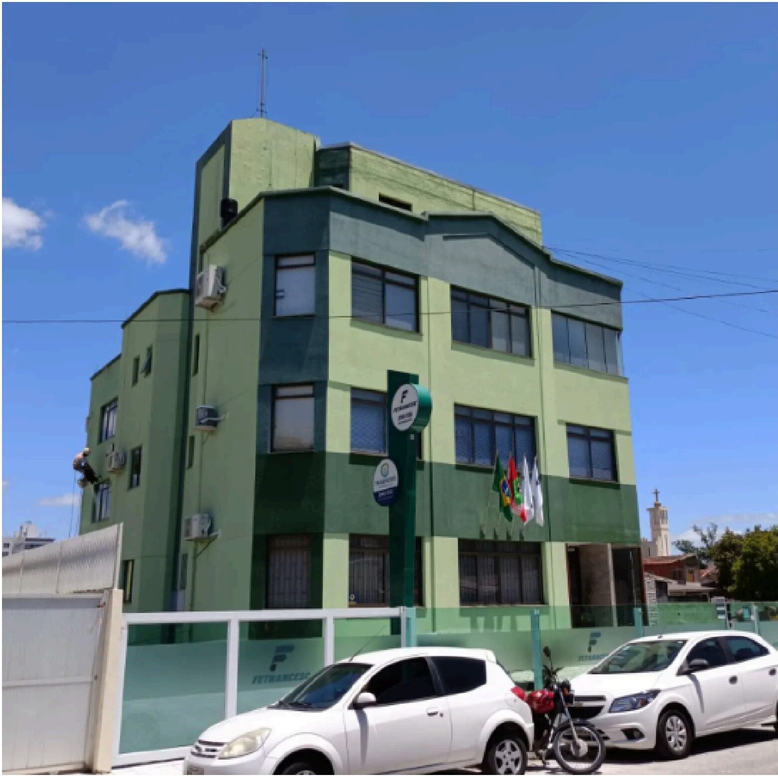 Fachada da FETRANCESC em tons de verde