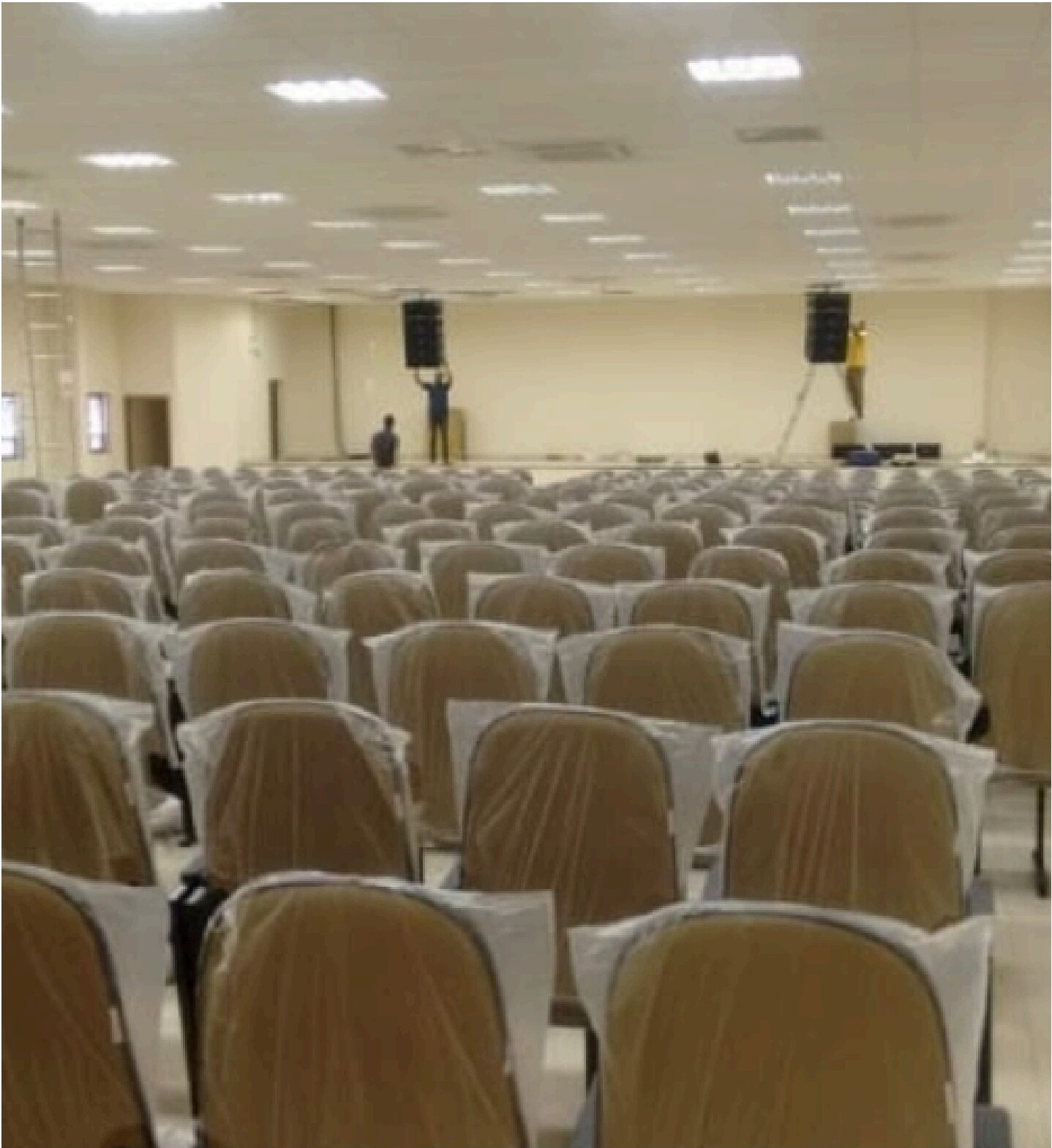 Interior da Igreja Deus é Amor durante reforma