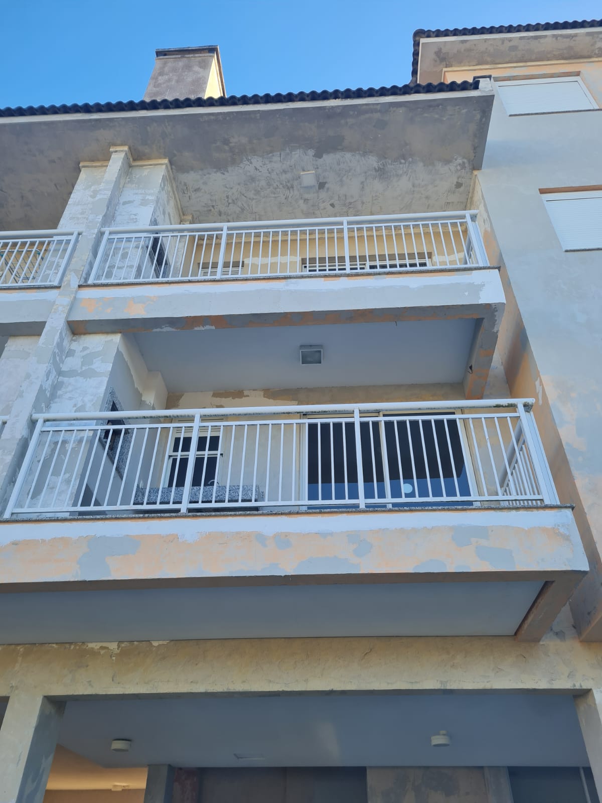 Varandas do Isola Ravenna com fachada em preparação para a pintura técnica